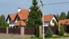 Дом в деревне Раубичи под Минском, в котором живет Марат Бакиев. 