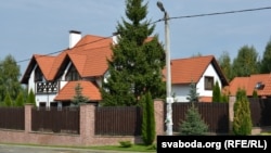 Деревня Раубичи под Минском. По предварительным данным, в этом доме живет Марат Бакиев. 