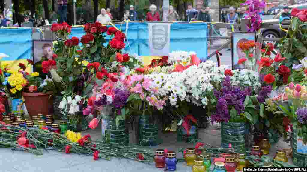 Квіти на місце загибелі Ігоря Іванова та Андрія Бірюкова почали нести від самого ранку