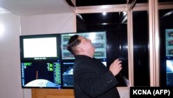 Kim Jong-Un privind lansarea unei rachete Hwasong-15 la 29 noiembrie 2017