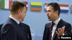 Андерс Фоґ Расмуссен (п) і Павло Лебедєв під час засідання комісії Україна-НАТО в Брюсселі