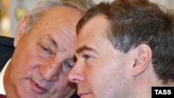 Russian President Dmitry Medvedev (right) and Abkhaz leader Sergei Bagapsh in Moscow today.