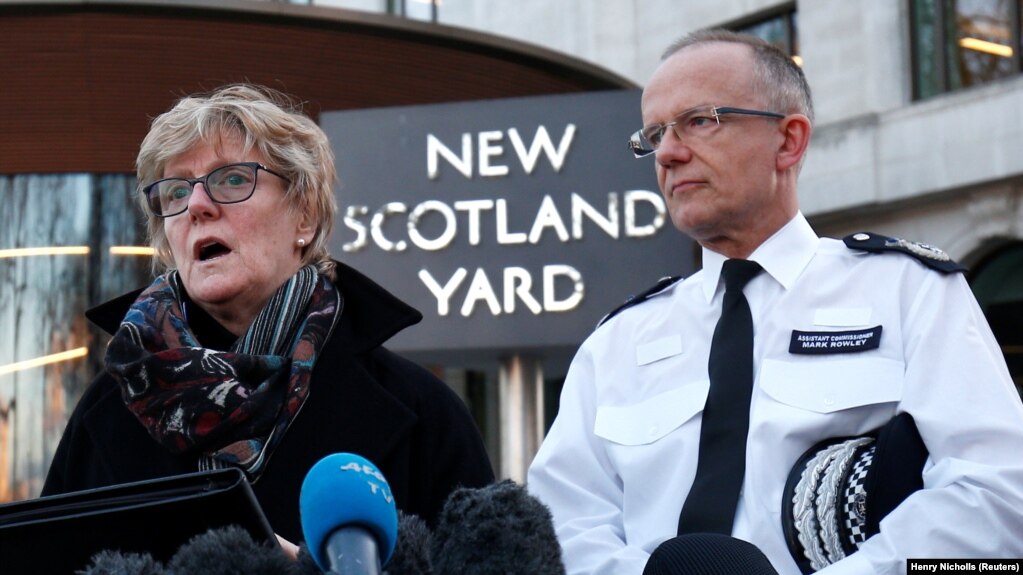 Глава контртеррористического подразделения полиции Великобритании Марк Роули (справа)