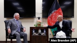 رکس تیلرسن وزیر خارجه ایالات متحدۀ امریکا حین ملاقات با محمد اشرف غنی رئیس جمهور افغانستان در کابل