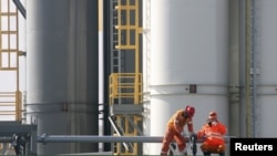 Рабочие на буровой установке на шельфе Каспийского моря в районе Кашаганского нефтяного месторождения. 11 октября 2012 года.
