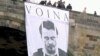 Прага, Карлов мост, группа поддержки Олега Воротникова вывесила постер с изображением члена арт-группы "Война"