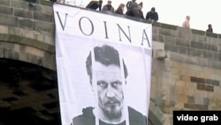 Прага, Карлов мост, группа поддержки Олега Воротникова вывесила постер с изображением члена арт-группы "Война"