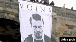 Активисты российской арт-группы «Война» вывесили плакат с изображением лидера группы Олега Воротникова с Карловского моста. Прага, 3 ноября 2011 года.