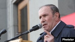 Armenia - Opposition leader Levon Ter-Petrosian addresses a rally in Yerevan, 1Mar2014.