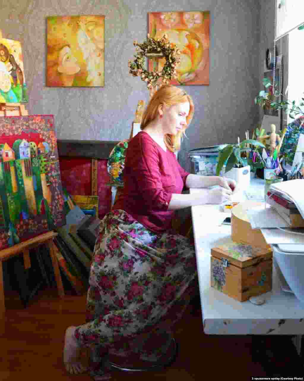 Хатні офіс мастачкі з Заслаўя Анастасіі Балыш. Мастаку цудоўна працуецца дома, лічыць яна.