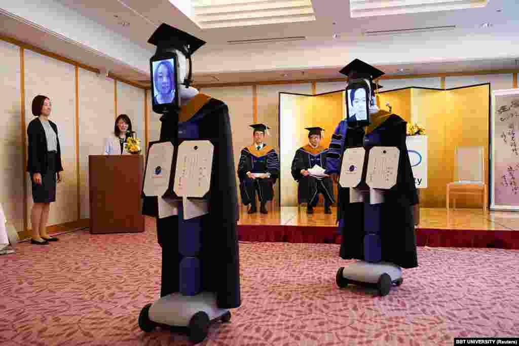 U Tokiju, glavnom gradu Japana, se ceremonije diplomiranja na univerzitetima održavaju preko tableta koje drže roboti.&nbsp; 
