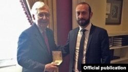 U.S. -- U.S. Senate majority leader Mitch McConnell meets with Armenian parliament speaker Ararat Mirzoyan, Washington, July 16, 2019.