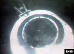 Спасательный люк затонувшей атомной подводной лодки "Курск"