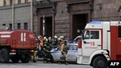 Правоохранители и пожарные у входа на станцию метро «Технологический институт» в Санкт-Петербурге, Россия, 3 апреля 2017