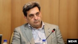 پیروز حناچی، شهردار تهران می‌گوید تاکنون گزارشی از پدیده پشت‌بام فروشی، دریافت نکرده‌است 