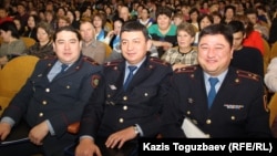 Қала әкімімен кездесуге келген адамдар. Алматы, 19 ақпан 2015 жыл.