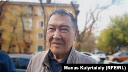 Балташ Турсумбаев у здания Алматинского городского суда. 1 ноября 2019 года.