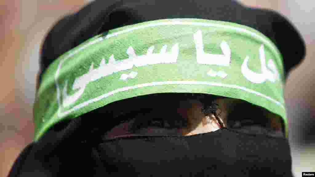 Egipat - Članica Muslimanskog bratstva na skupu podrške svrgnutog predsjednika Mohamed Mursija sa natpisom na glavi ''Odlazi Sisi'', Kairo, 26. juli 2013. Foto: REUTERS / Amr Abdallah Dalsh