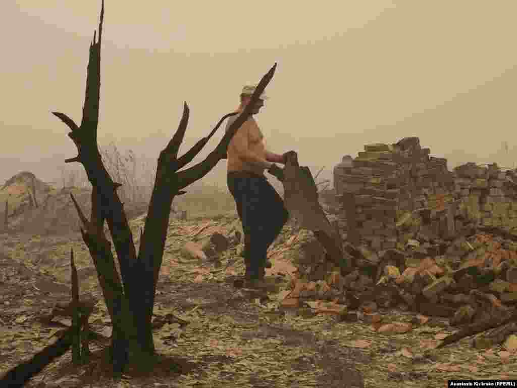 Gennady Boinov was forced to flee on foot when fires swept through his village of Verkhnyaya Vereya in Vyksunsky district. He's now collecting scrap metal to sell.