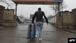 Աֆղանստան - Գերմանիայից արտաքսված փախստականը ժամանում է Քաբուլի օդանավակայան, 24-ը հունվարի, 2017թ․