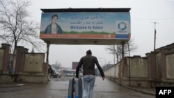 Refugiat afgan deportat din Germania la aeroportul internațional de la Kabul.