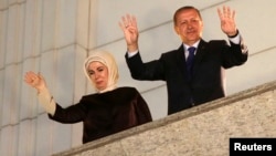 Турецький прем’єр Ердоган і його дружина Еміне вітають прихильників, 30 березня 2014 року