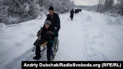 Візки на лижах – доволі розповсюджене «ноу-хау» під час перетину лінії розмежування взимку