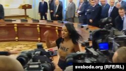 Анжаліна Дыяш з Femen на цырымоніі падпісаньня дамоваў паміж Беларусьсю і Ўкраінай.