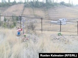 На православном кладбище в Ала-Букинском районе Джалал-Абадской области. 19 октября 2016 года.