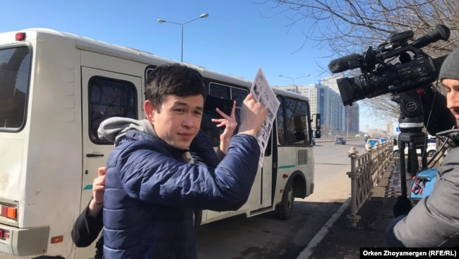 Молодой человек, препятствующий работе оператора Азаттыка Тимура Айтмуханбета. Астана, 22 марта 2019 года.
