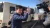 Неизвестный мешает журналистам снимать происходящее в Астане, 22 марта 2019 г. 
