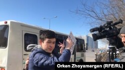 Кармалгандар түшкөн автобусту тартууга жолтоо болгон жигит. Астана. 22-март, 2019-жыл.