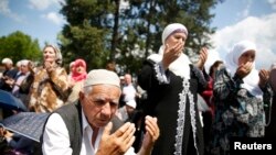 Vjernici ispred Ferhat-pašine džamije mole se tokom ceremonije svečanog otvaranja ove bogomolje, Banjaluka, 7. maj 2016.