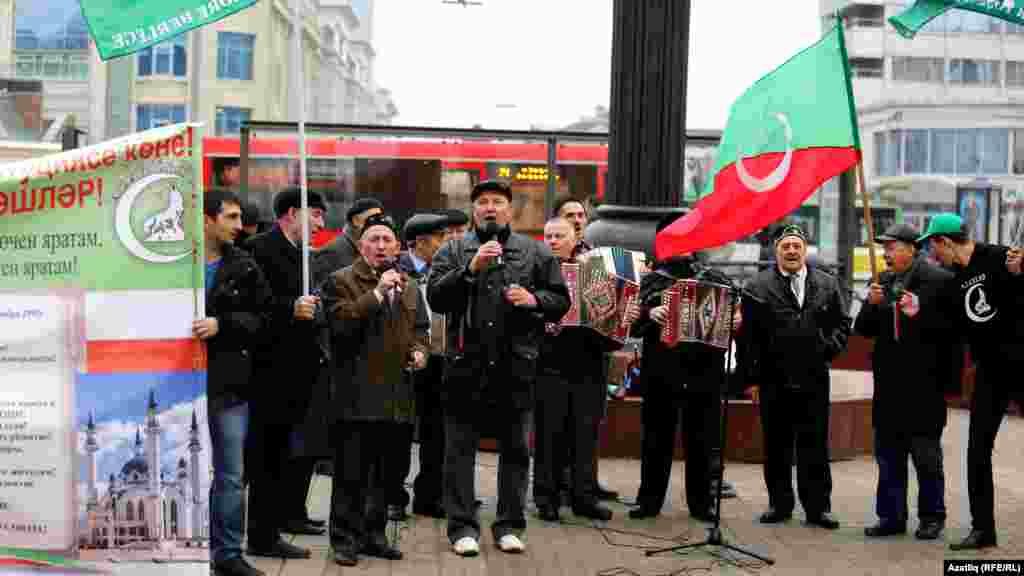 Милли хәрәкәт активистлары Татарстан Конституциясе көнен бәйрәм итүне "Туган тел" җыры белән тәмамлады