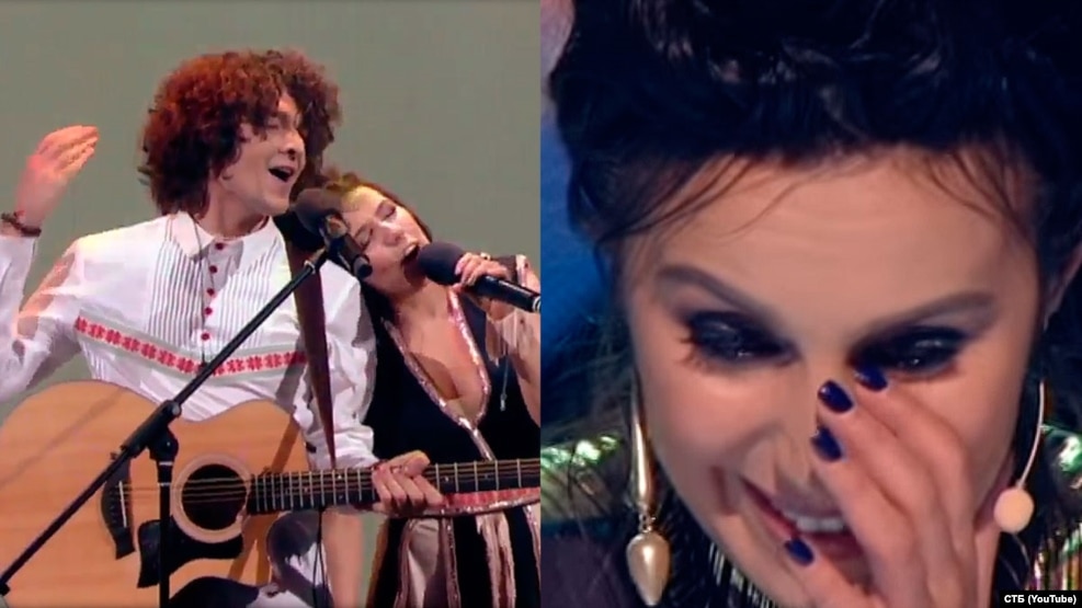 Дуэт Naviband выконвае песьню Джамалы «1944» па-беларуску (зьлева), Джамала эмацыйна рэагуе на выкананьне (справа). Каляж зь відэа тэлканалу СТБ