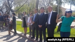 Саясаткер Омурбек Текебаевтың жақтастары парламент алдында акция өткізіп тұр. Бішкек, 20 сәуір 2017 жыл.