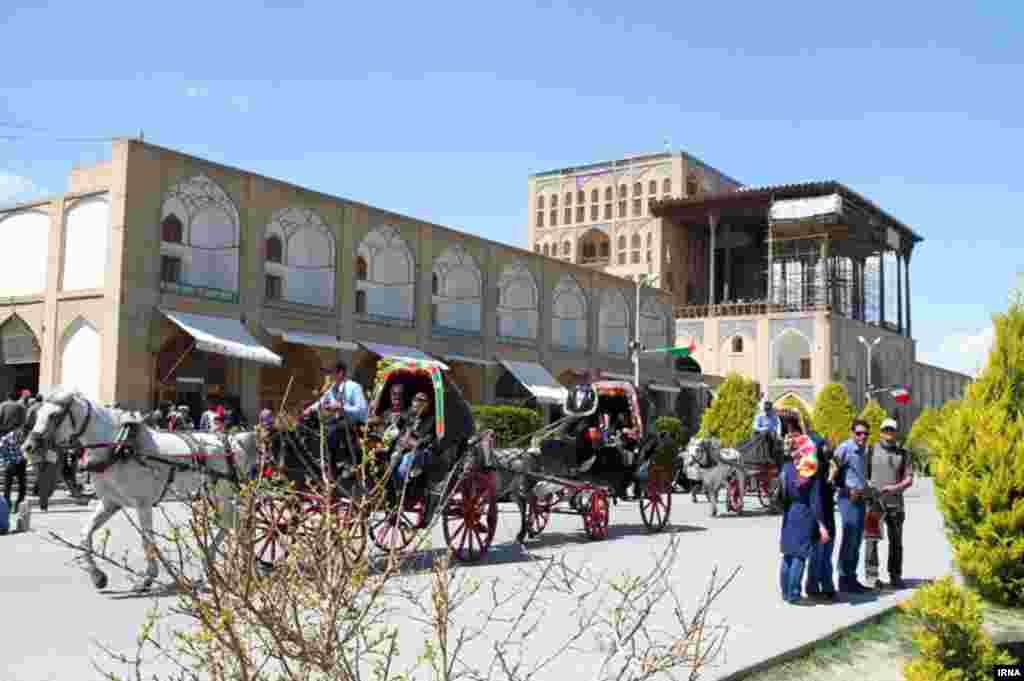 Древние иранцы называли город Нисф-е-Джахан, что означает «половина мира», давая тем самым понять, что увидеть Исфахан — все равно что увидеть половину мира
