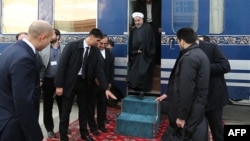 Президент Ирана Хасан Роухани после прибытия на станцию Ак-Яйла на железной дороге, соединившей Казахстан, Туркменистан и Иран. 3 декабря 2014 года.