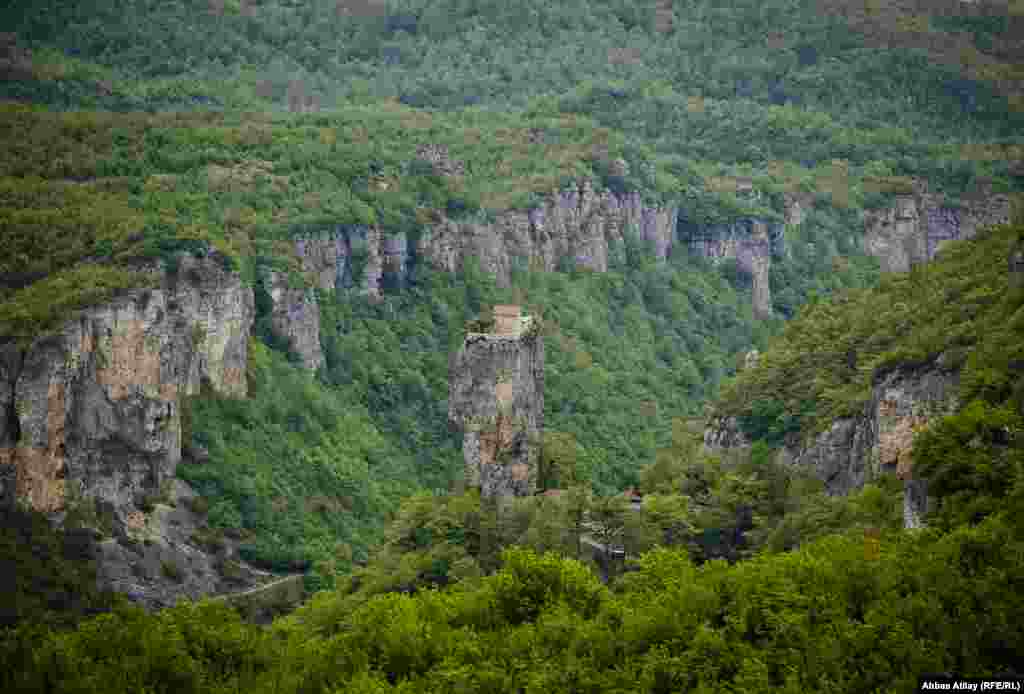 Katski monastrı Gürcüstanda yerləşən, dünyada tanınmış ən məşhur monastrlardan biridir. Hətta bu monastr Gürcüstanı tanıtım simvollarından da sayılır.