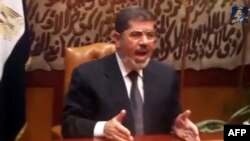 Çetleşdirilen prezident Mohamed Morsi 