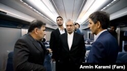 علی ربیعی (نفر وسط) و عباس آخوندی (نفر اول از چپ)، وزیران کار و راه‌وشهرسازی ایران