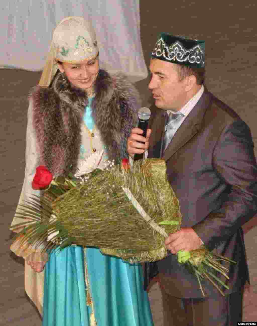 21 ел буена “Сөмбелә” бәйрәмен алып баручы Шамил кызы Наилә Сабирҗановага үз рәхмәтләрен шәһәр мохтарияте җитәкчесе Рифкат Хуҗин җиткезә.