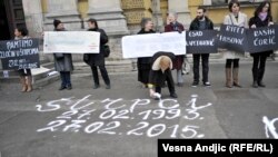 Žene u crnom obeležavaju godišnjicu zločina u Štrpcima, Beograd, 27. februar 2015.