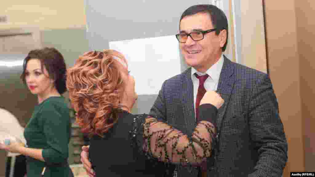 Башкортстан кунаклары, халык артисты, "Ир-атлар арасында иң моңлы җырчы" Идрис Газиев белән җырлар авторы Зифа Нагаева Казанда сәхнә артында очрашты