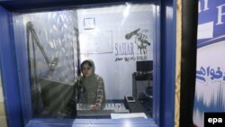 Герат уәлаятында радиода жұмыс істеп отырған ауғандық журналист әйел (Көрнекі сурет).