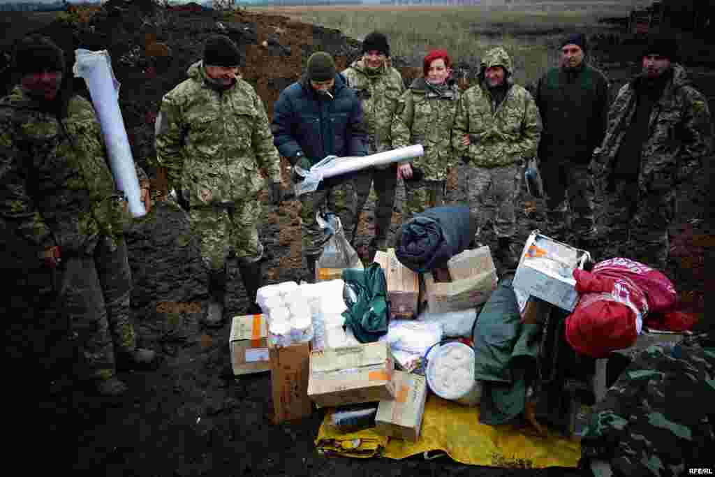 Несмотря на плохую погоду, волонтеры ездят к линии фронта, чтобы передать украинским военным помощь. Порой волонтеры делают по несколько рейсов по разбитым дорогам, чтобы доставить все необходимое.