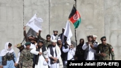 Афганские военнослужащие и боевики «Талибан» приветствуют объявление прекращения огня в связи с праздником Рамазан. 16 июня 2018 года.