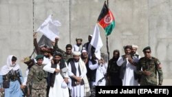 "Талибандын" согушкерлери менен ооган аскерлери Орозо айт майрамында, ок атышуу убактылуу токтогон учурда.16-июнь, 2018-жыл. 