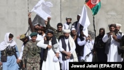 "Талибан" қозғалысының содырлары жергілікті тұрғындармен бірге Ораза айт мейрамын мерекелеп жатыр. Кабул, 16 маусым 2018 жыл.