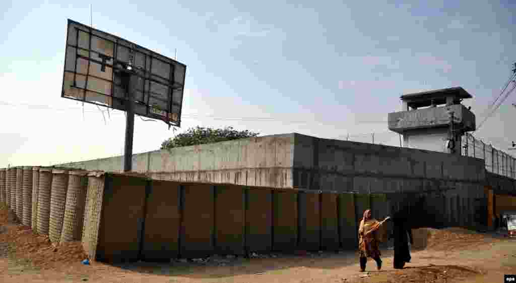 Pakistani security officials guard a central prison in Karachi after security was increased to high alert after the government lifted a six-year moratorium on executions. (epa/Shahzaib Akber)